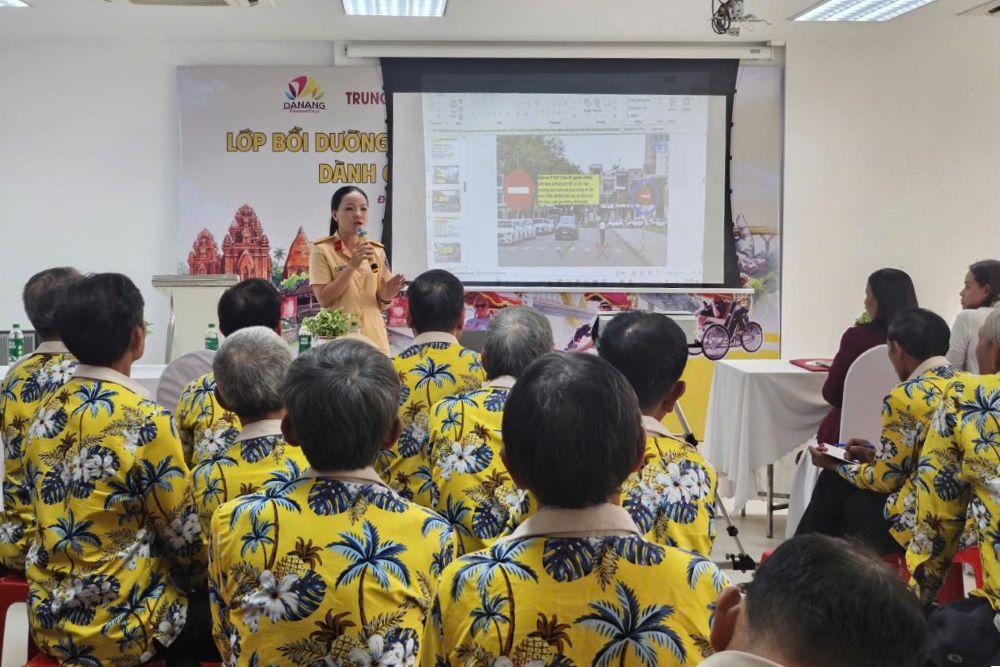 Lớp bồi dưỡng kiến thức an toàn giao thông cho đội viên Đội xích lô du lịch Đà Nẵng năm 2026. Ảnh: Mai Vy