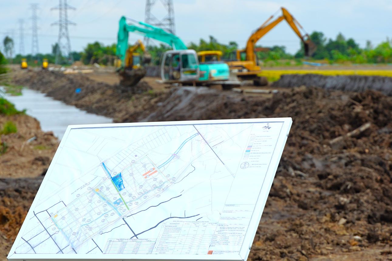 Khu công nghiệp Vĩnh Thạnh (giai đoạn 1) do Công ty Cổ phần VSIP Cần Thơ (VSIP Cần Thơ) làm chủ đầu tư được đặt tại xã Vĩnh Trinh (TP Cần Thơ), có quy mô 293,7 ha, tổng vốn đầu tư khoảng 3.717 tỉ đồng. Dự án được khởi động năm 2023, thời gian hoạt động 50 năm, dự kiến tạo việc làm cho khoảng 20.000 lao động, là khu VSIP đầu tiên tại Đồng bằng sông Cửu Long.