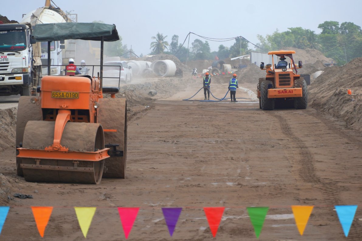 Tuy nhiên, dự án vẫn đang đối mặt với nhiều khó khan như: còn 93 căn nhà chưa di dời; việc bố trí tái định cư còn vướng do một số khu chưa hoàn thiện hạ tầng điện, khiến người dân chưa thể xây dựng nhà ở, kéo dài thời gian bàn giao mặt bằng...