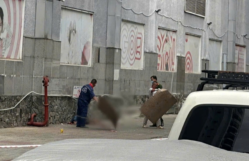 Functional forces blockade an area at Phu Thanh apartment building to serve the investigation. Photo: Hoang Chinh