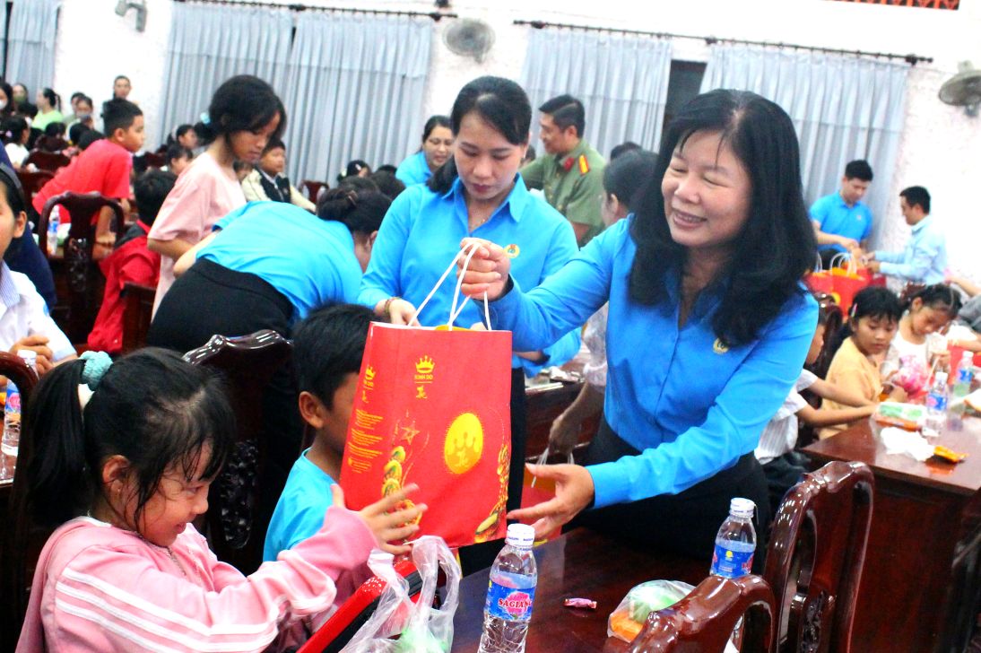 Bà Huỳnh Thị Tuyết Vui, Chủ tịch LĐLĐ tỉnh Đồng Tháp, trúng cử đại biểu HĐND tỉnh Đồng Tháp khóa XI. Ảnh: Thanh Mai