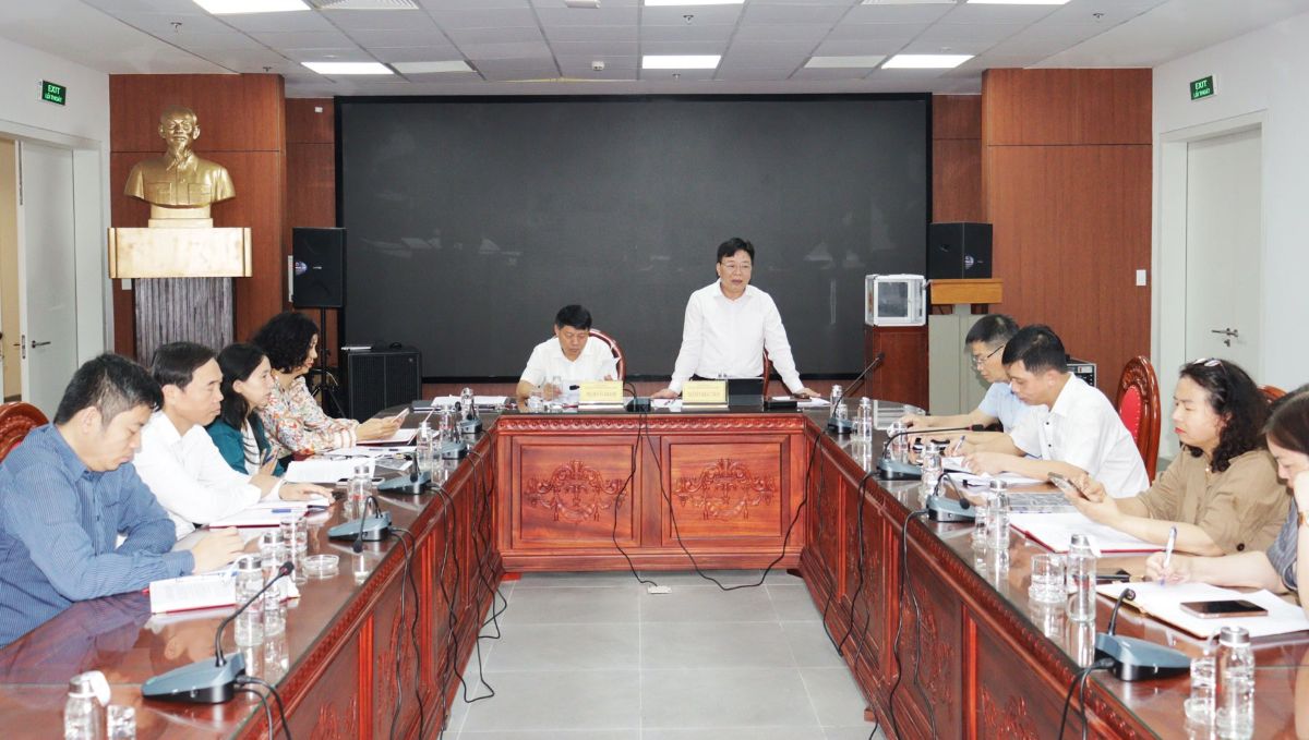 市人民評議会副議長のグエン・カック・トアン氏が会議で発言。写真:ハイフォン電子情報ポータル