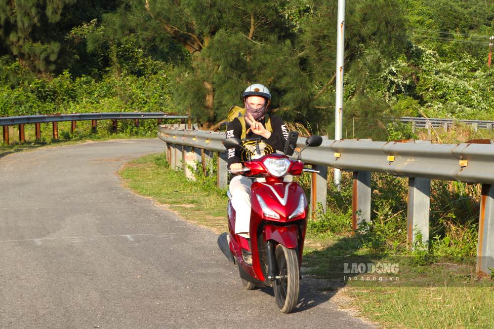 Du khách nước ngoài di chuyển bằng xe máy để khám phá cung đường trên đỉnh đèo Hải Vân. Ảnh: Thanh Huyền