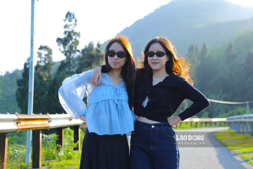 Nhiều bạn trẻ tìm đến chụp hình ở cung đường này. Ảnh: Thanh Huyền