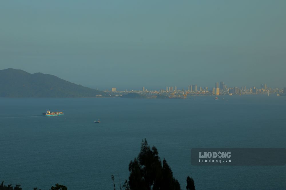 Từ cung đường này, du khách có thể phóng tầm nhìn về trung tâm TP Đà Nẵng. Ảnh: Thanh Huyền