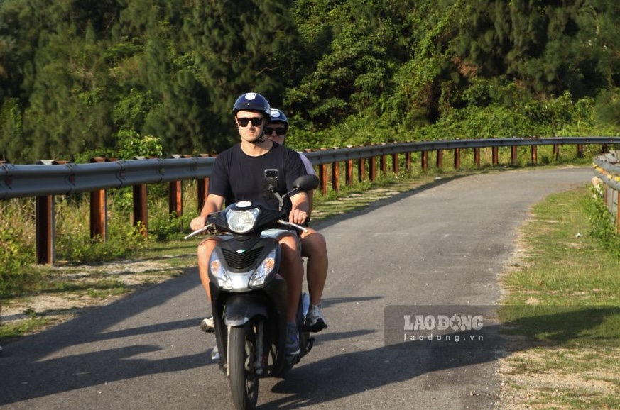 Cung đường mang vẻ đẹp hoang sơ thu hút nhiều du khách thích trải nghiệm. Ảnh: Thanh Huyền