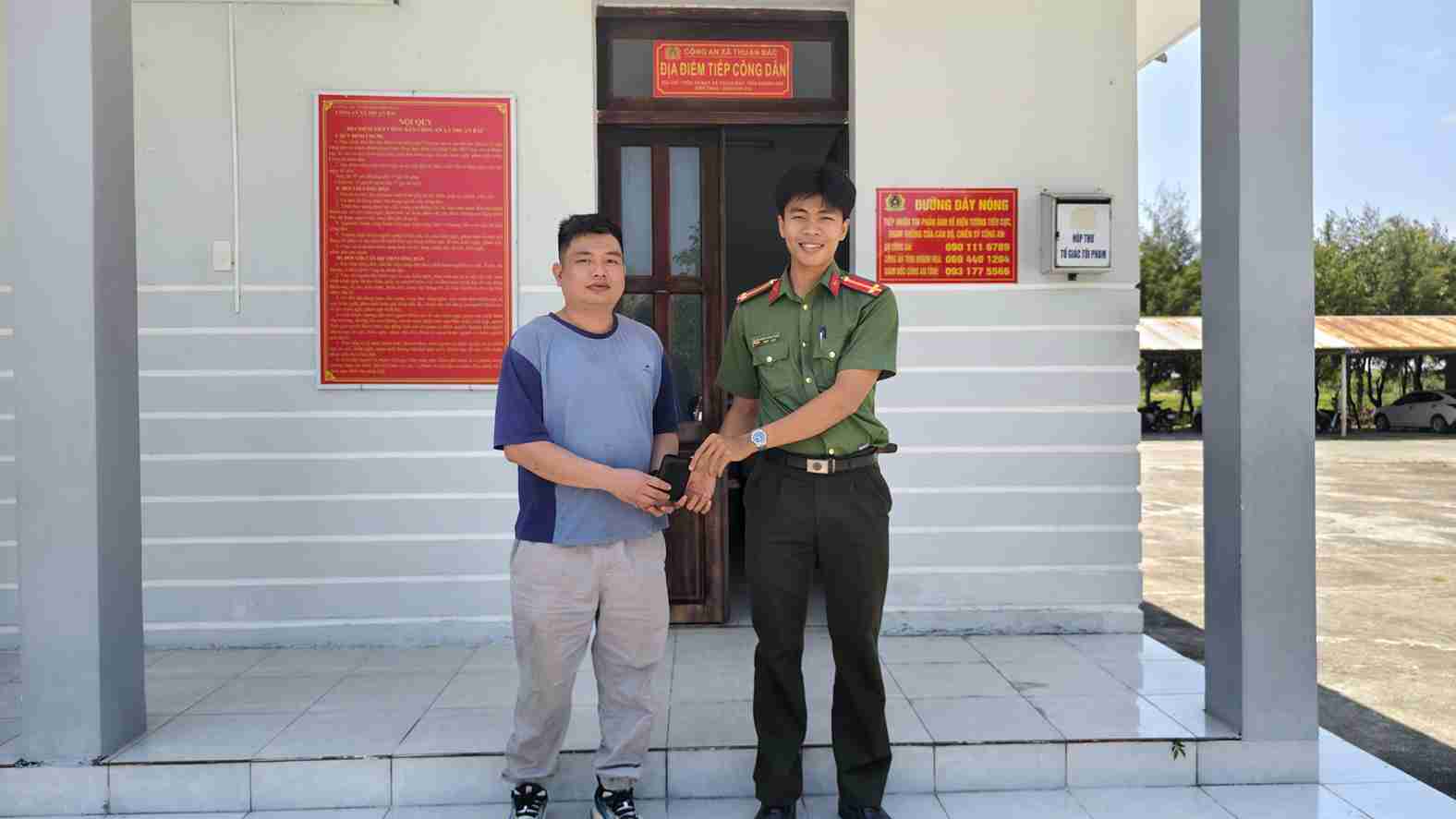 An 8th grade female student picked up her wallet and proactively handed it over to the police for support, returning it to the person who dropped it. Photo: Thuan Bac Police