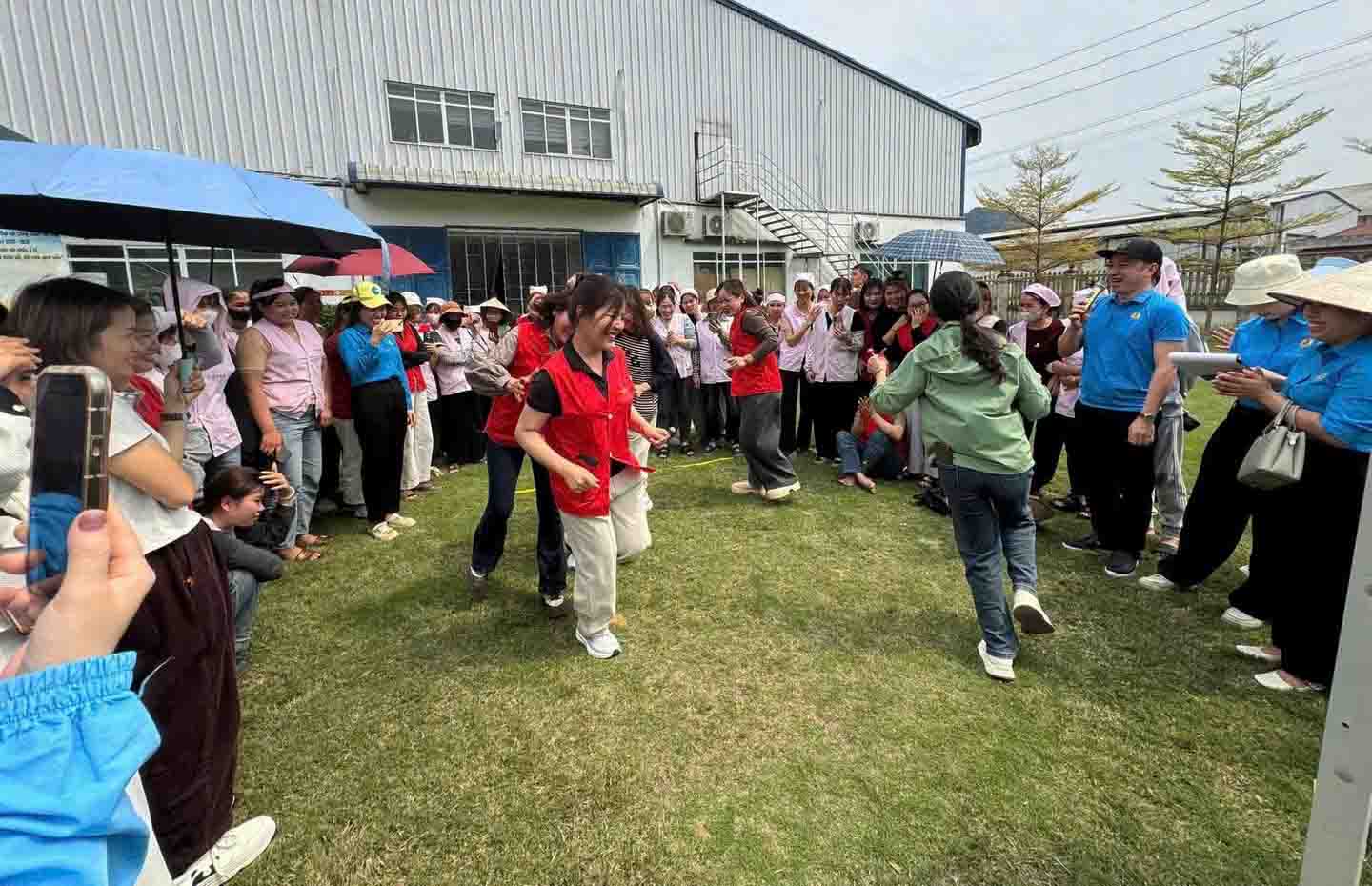 Các hoạt động chăm lo đời sống người lao động nhân ngày Quốc tế Phụ nữ 8/3 của công đoàn cơ sở tại một doanh nghiệp FDI tại Tuyên Quang. Ảnh: Việt Bắc.