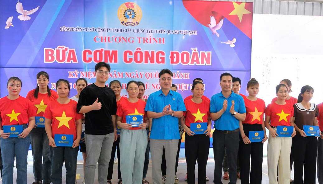 Actively developing grassroots trade unions at foreign enterprises contributes to protecting the legitimate rights of workers. Photo: Viet Bac.