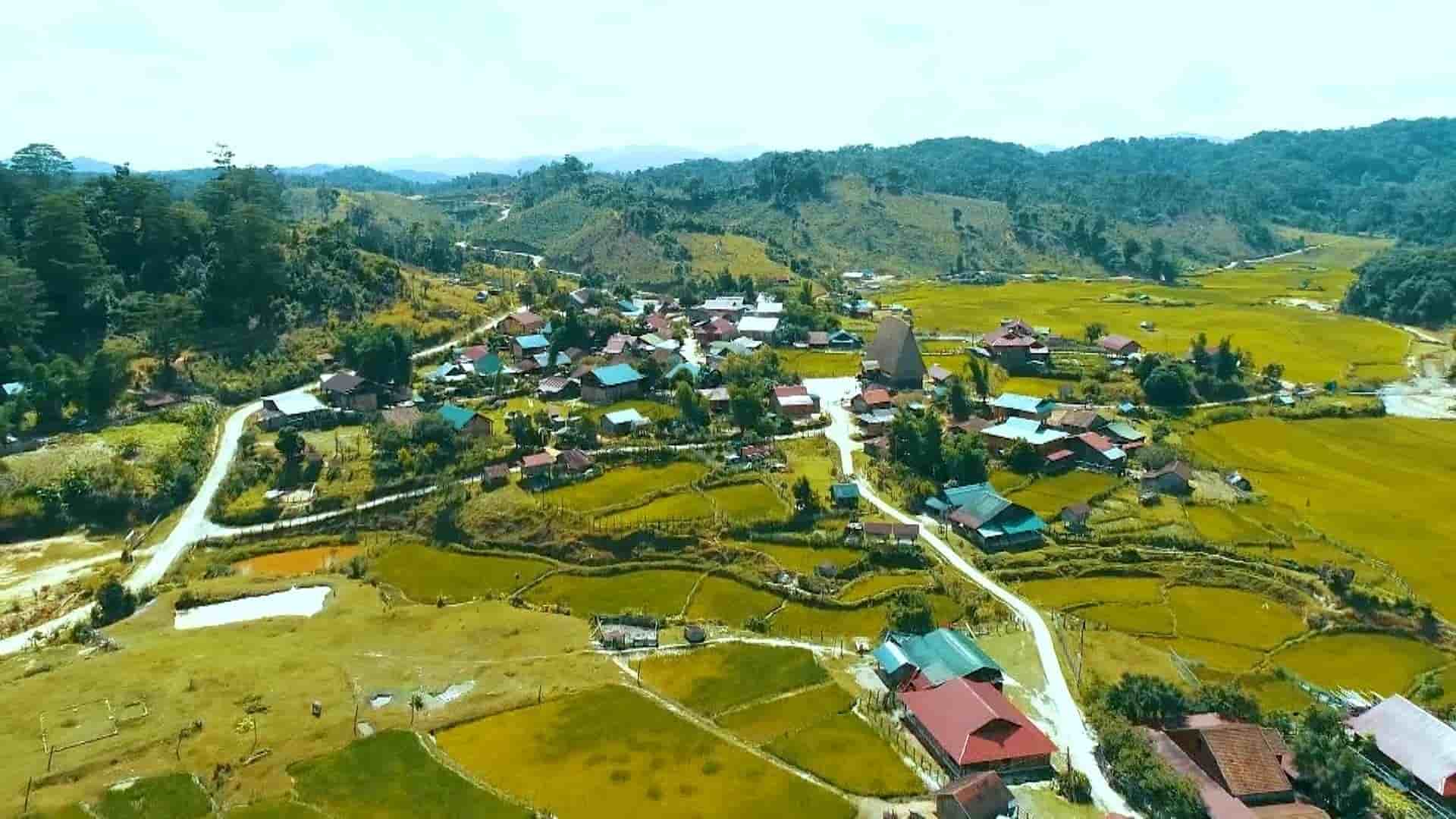 El pueblo turístico de Vi Rơ Ngheo en armonía entre la naturaleza y los campos de arroz. Foto: Thanh Tuấn