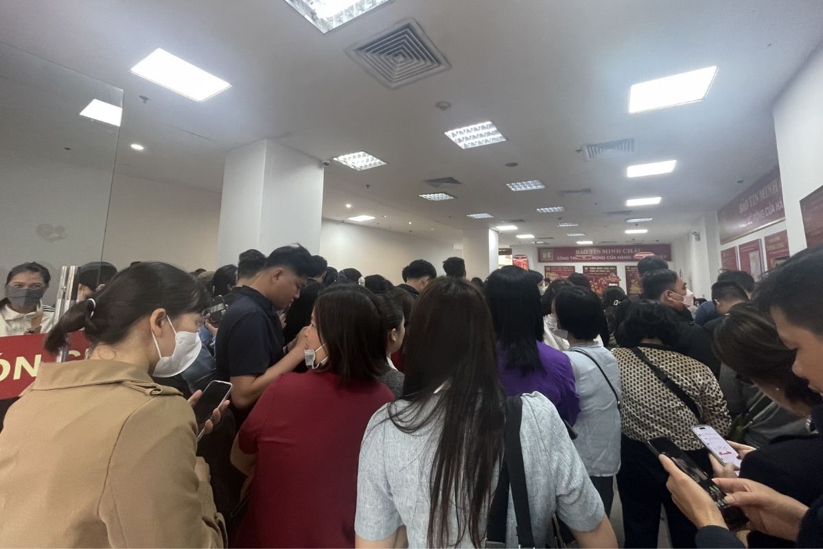 Giá vàng điều chỉnh tăng nhẹ, số lượng người đứng chờ “chỗ ngồi trống” tiếp tục tăng. Ảnh: Hạ Linh 