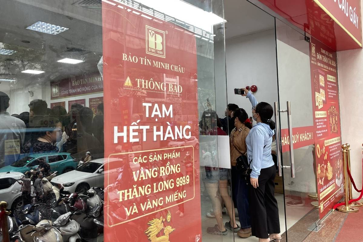 In the early afternoon of March 20, the store stopped receiving new customers due to the overload of customers waiting. Photo: Ha Linh