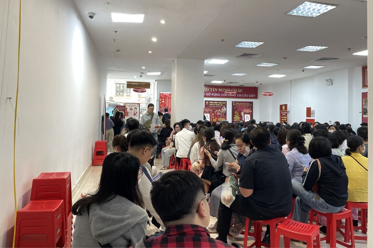 Khu vực ngồi chờ mua vào vàng nhẫn tại cửa hàng đã chật kín. Ảnh: Hạ Linh 