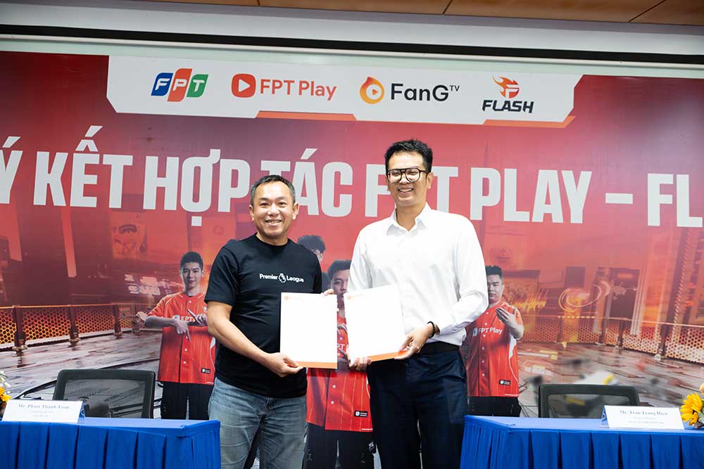 Mr. Pham Thanh Tuan (left) - representative of FPT Play and Mr. Tran Trung Hieu - representative of Team Flash - signed the contract in 2026. Photo: FPT Play