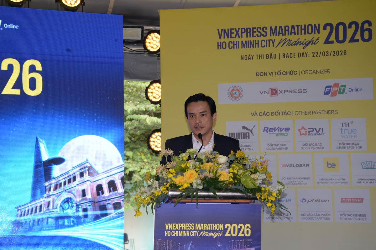 Mr. Nguyen Nam Nhan, Deputy Director of Ho Chi Minh City Department of Culture and Sports, speaks at the press conference before the night marathon race. Photo: Khanh Dang