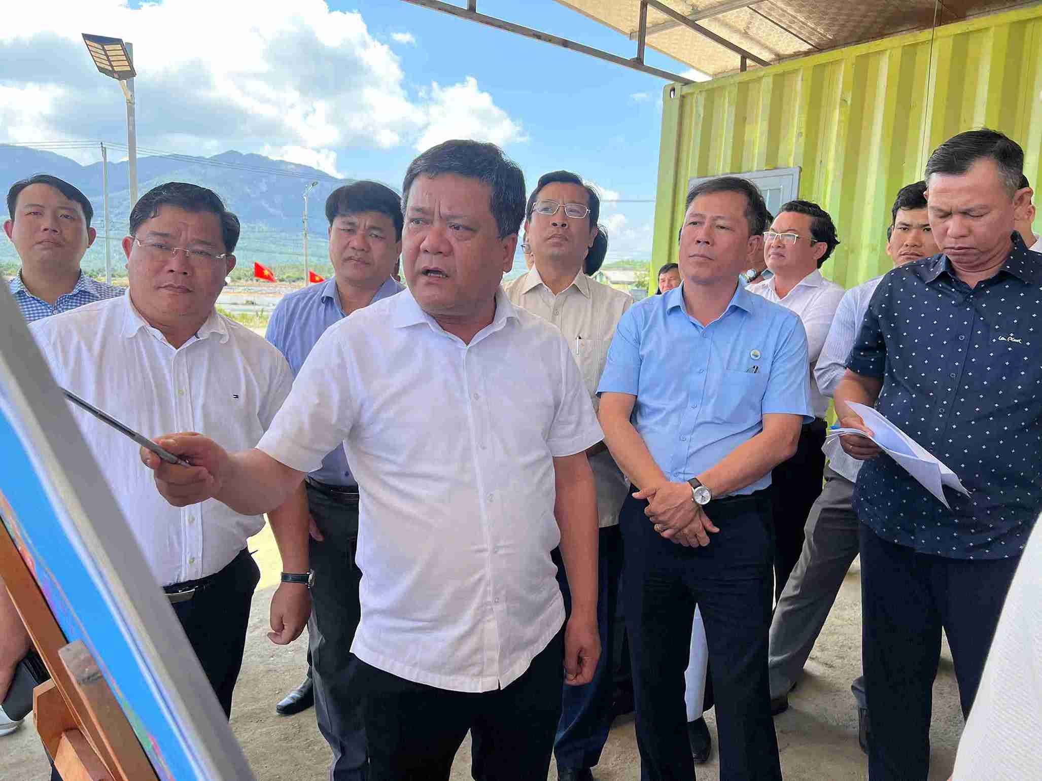 Leaders of Khanh Hoa province go to the field to listen and remove obstacles, and promote the progress of industrial park projects. Photo: Huu Long