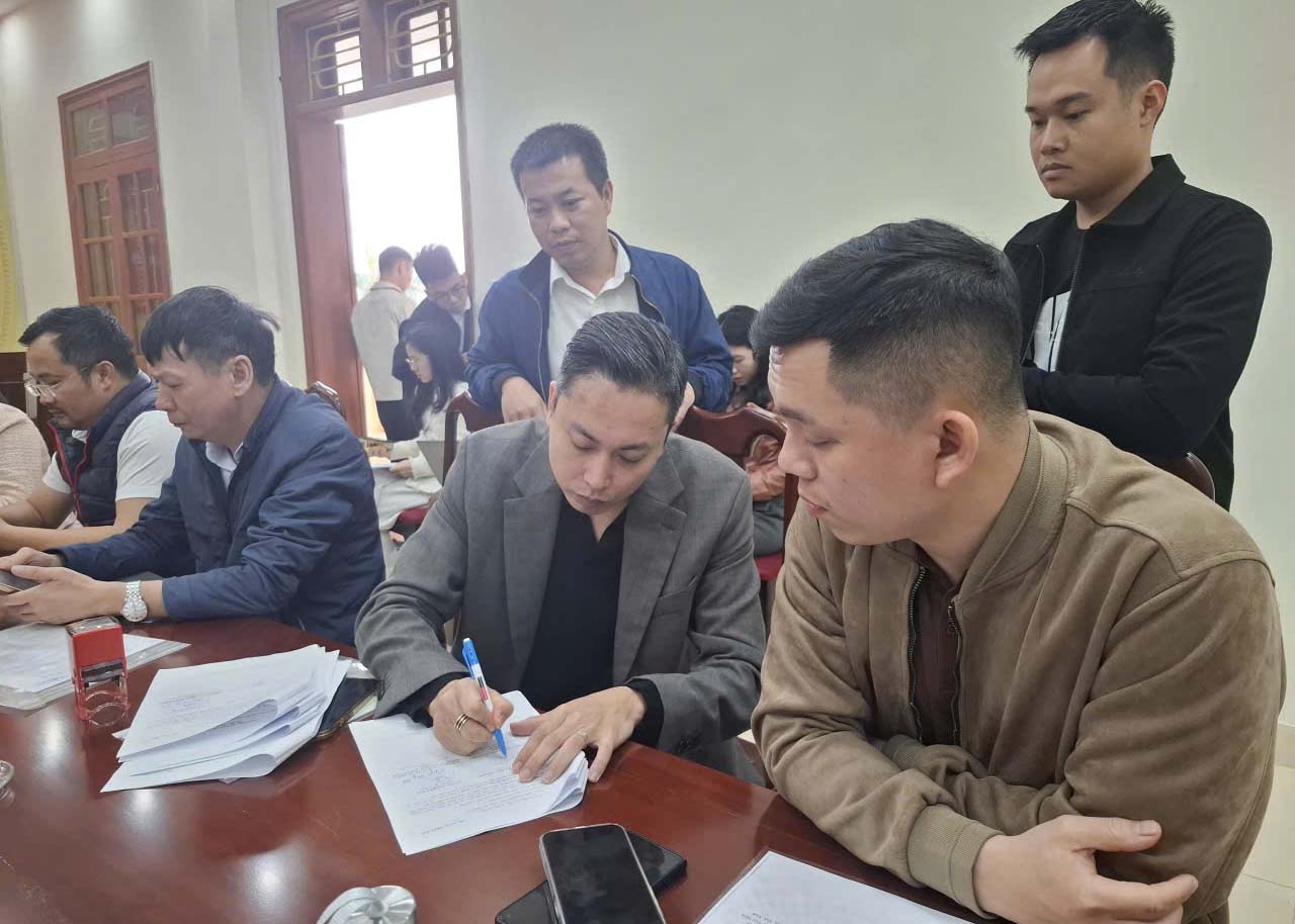 Mr. Duong Trieu Tuan - Director of Phu Nguyen Nga Viet Co., Ltd. at the time of signing the minutes confirming the right to purchase assets is nearly 30kg of gold. Currently, his company has been handed over assets. Photo: Tran Tuan