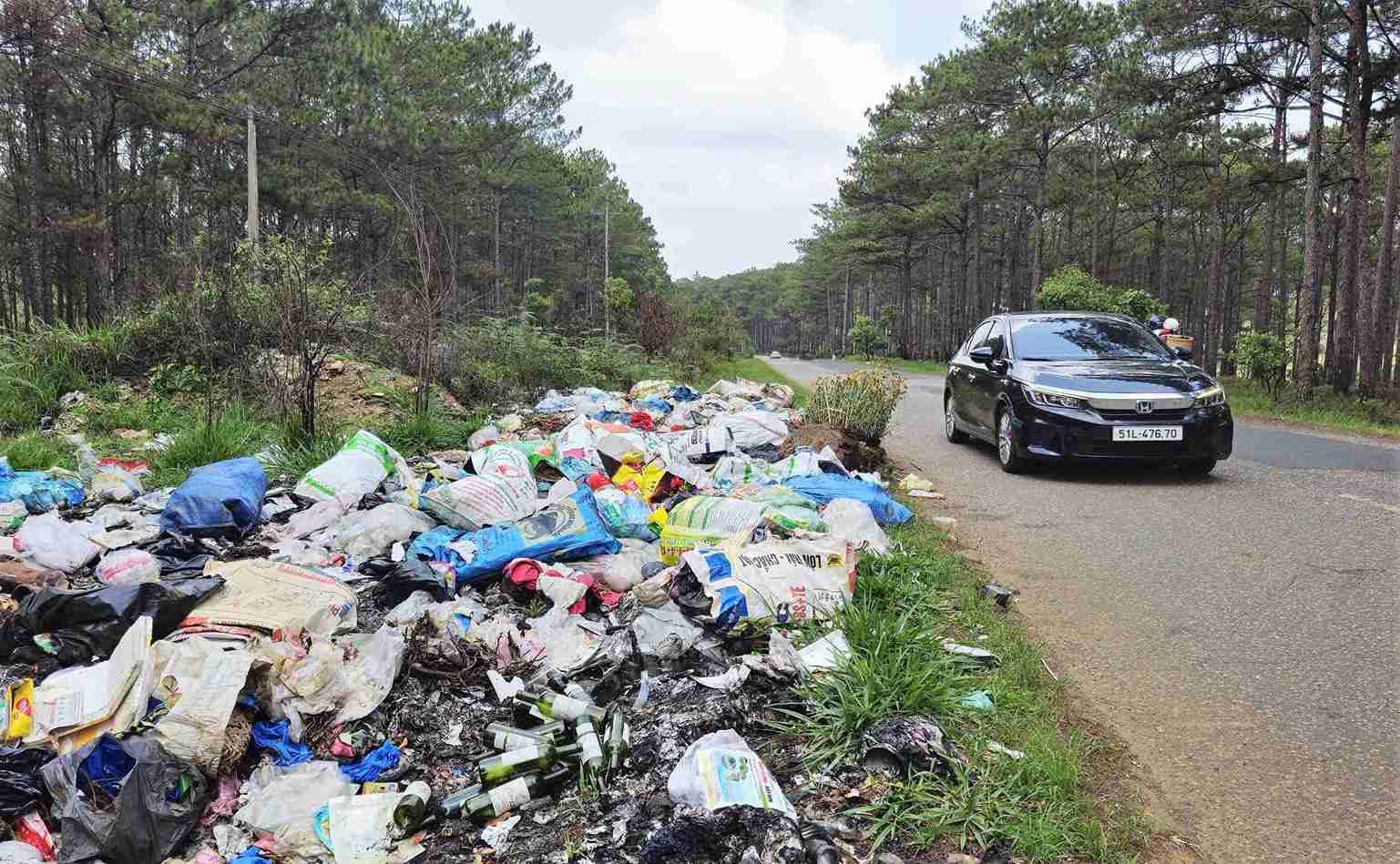 Basura acumulada en la carretera provincial 725 (comuna de Bao Lam 1). Foto: Phuc Khanh