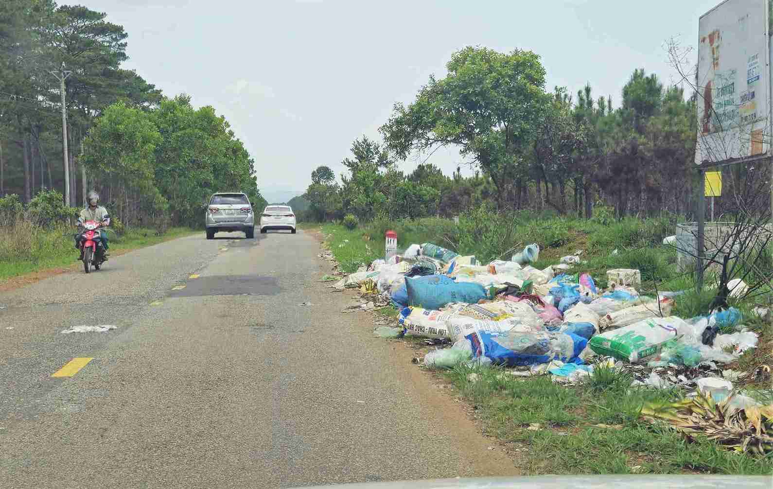 Rác thải ứ đọng lâu ngày trên Tỉnh lộ 725 (xã Bảo Lâm 1) không được thu gom, xử lý. Ảnh: Phúc Khánh 