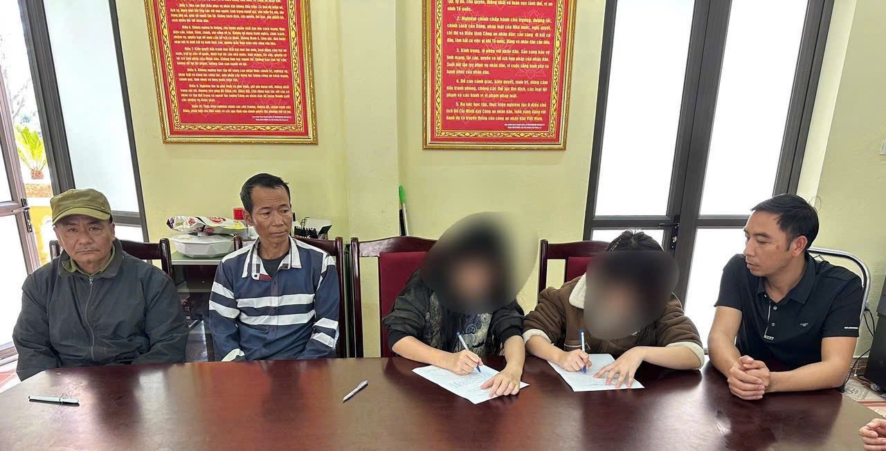 Hai nữ sinh được bàn giao, ổn định tâm lý và làm việc với cơ quan chức năng trước khi trở lại trường học. Ảnh: Công an xã Văn Bàn