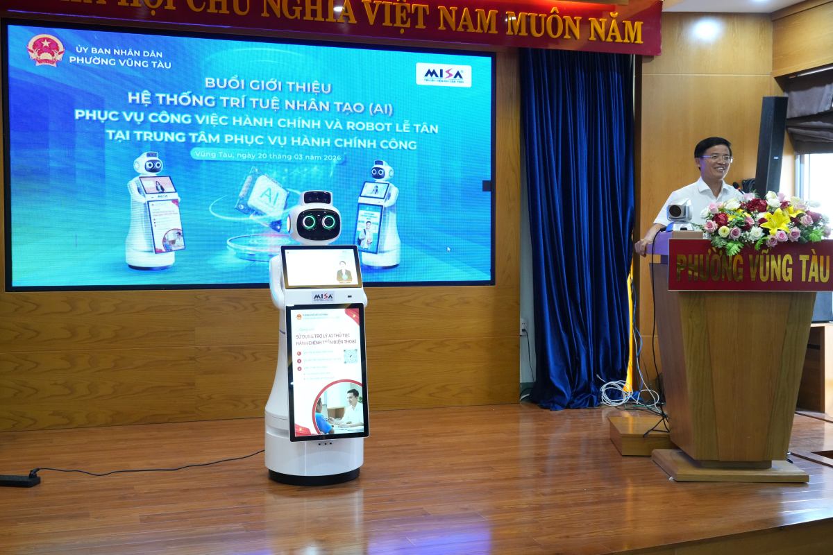 Vung Tau Ward introduces reception robot and AI system serving at the Public Administration Service Center. Photo: Thanh An