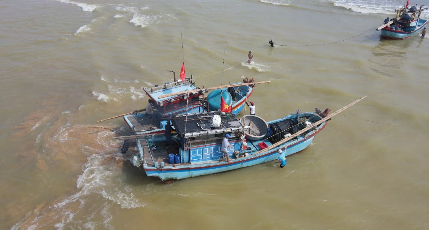 Hundreds of fishing boats of fishermen in Nam Trach commune, Quang Tri province are trapped, unable to go to sea due to the siltation of the Dinh river mouth. Photo: Thanh Trung
