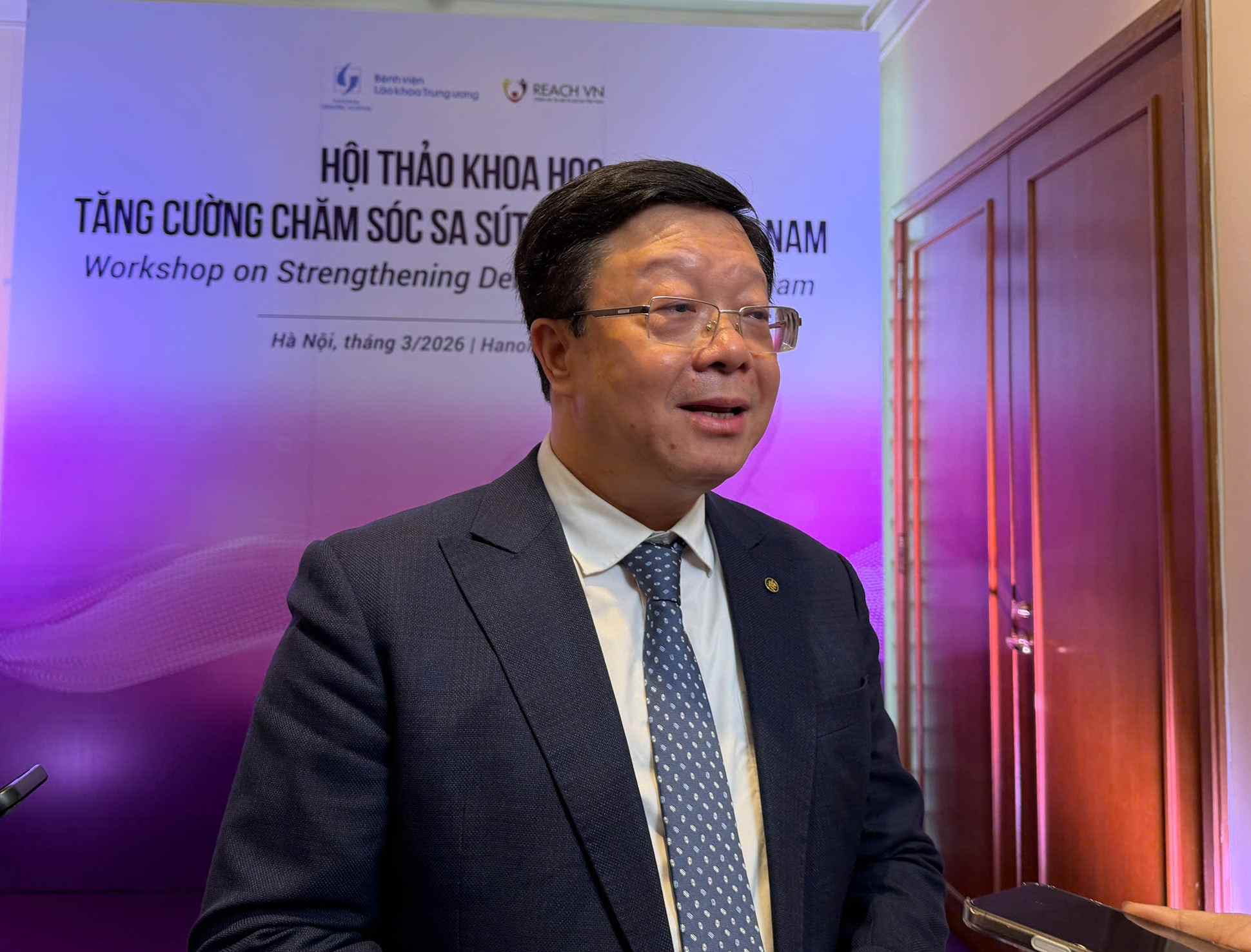 PGS.TS Nguyễn Trung Anh - Giám đốc Bệnh viện Lão khoa Trung ương chia sẻ bên lề hội thảo. Ảnh: Thùy Linh