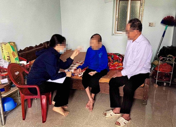 Researchers talk to elderly people during research on dementia. Photo: BVCC