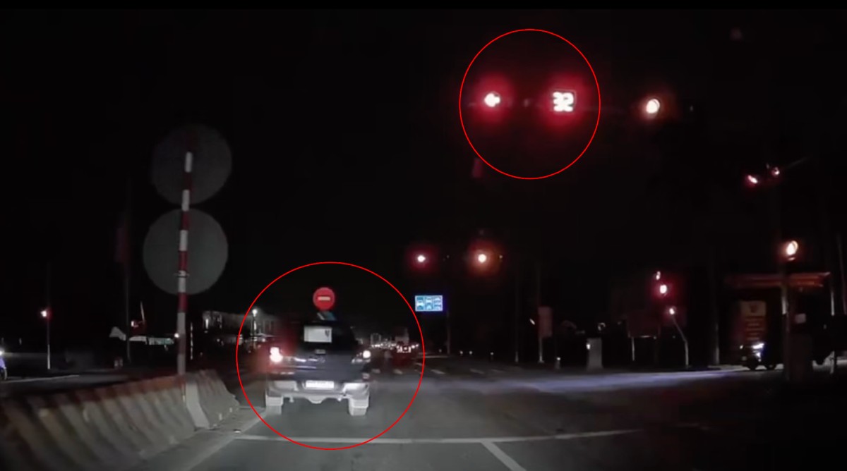 赤信号無視のピックアップトラック。写真:クリップから切り抜き