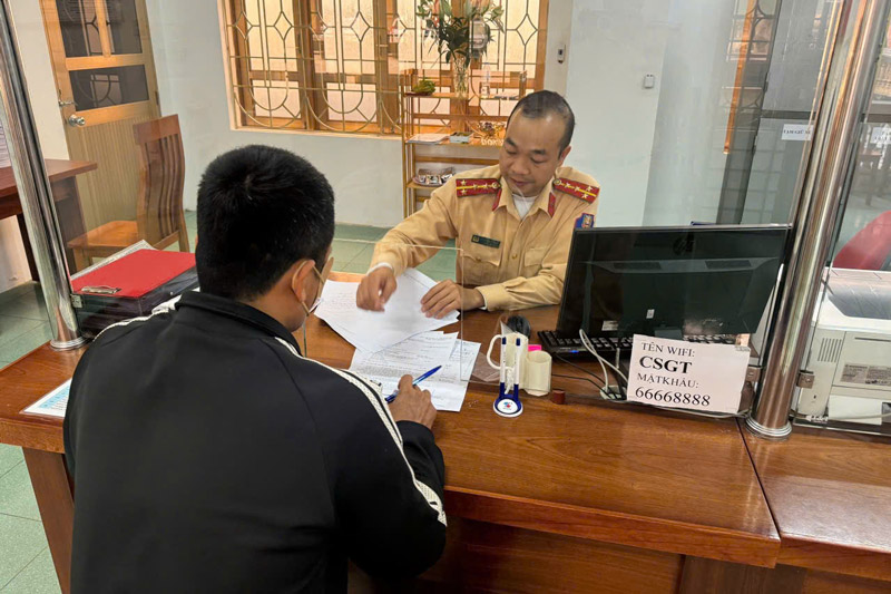 ラオカイで逆走した運転手に重い罰金、運転免許証の減点。写真:ラオカイ警察