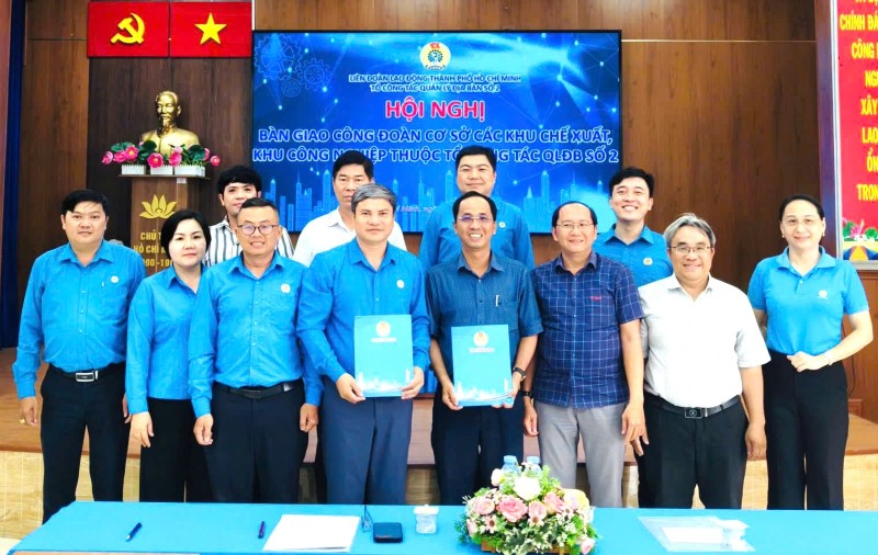 Representatives of Area Management Working Group No. 2 and the Trade Union Working Group of Export Processing Zones - Industrial Parks of Ho Chi Minh City hand over the management of grassroots trade unions and trade union members. Photo: Duc Long