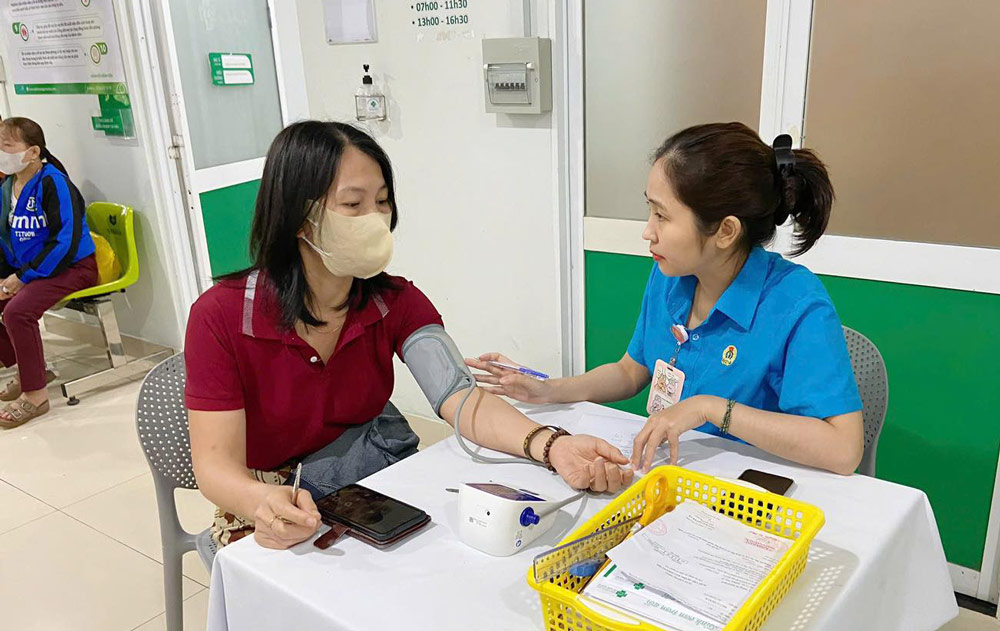 Chien Dan Commune Trade Union, Da Nang provides free health check-ups and consultations for union members. Photo: Da Nang Trade Union.