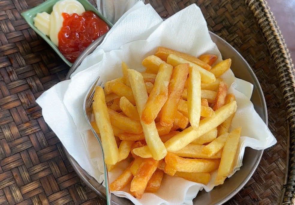 Cutting back on fast food and processed foods brings many health benefits. Photo: Ly Linh