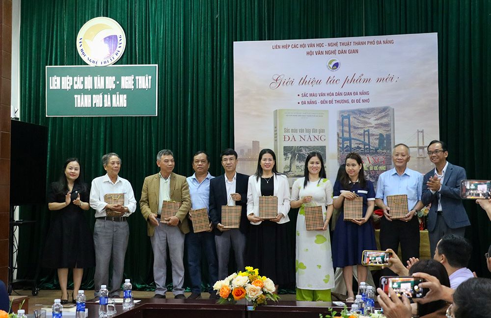 Launching two publications on Da Nang culture and people. Photo: City People's Committee