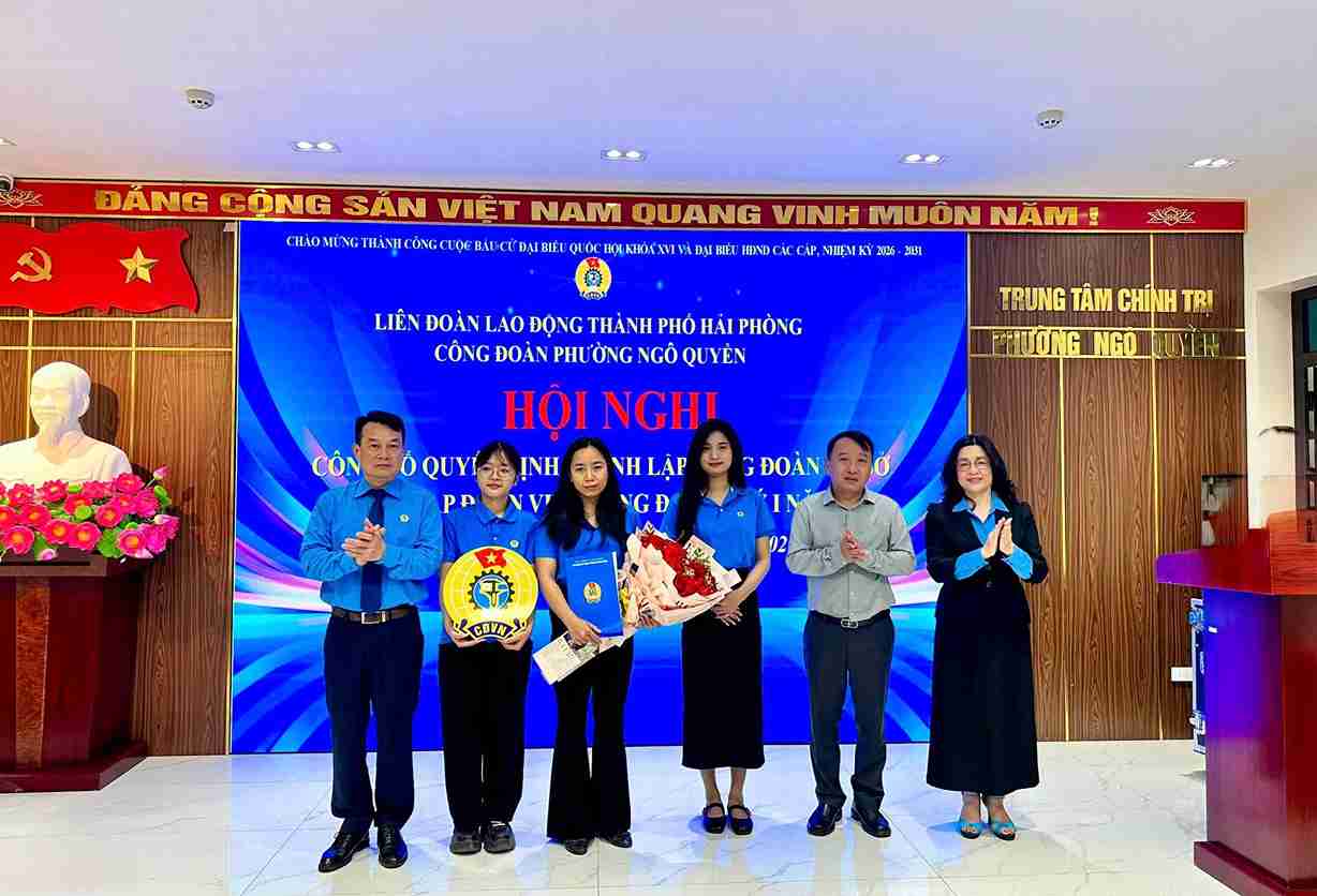 Ritual of announcing the decision to establish the grassroots Trade Union. Photo: Ngo Quyen Ward Trade Union