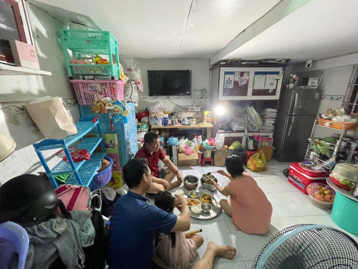 The family of Mr. Do Van Kien (40 years old, from Phu Tho) who has been working as a worker in Ho Chi Minh City for more than 10 years still has to rent a room. Photo: Dinh Trong