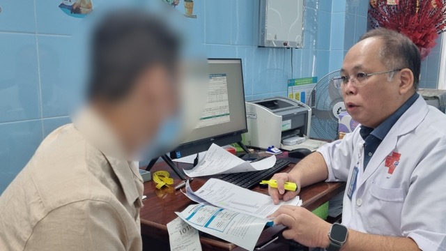 마이바띠엔중 박사, 남성학과 진료를 원하는 환자에게 상담 및 진료. 사진: 응우옌리