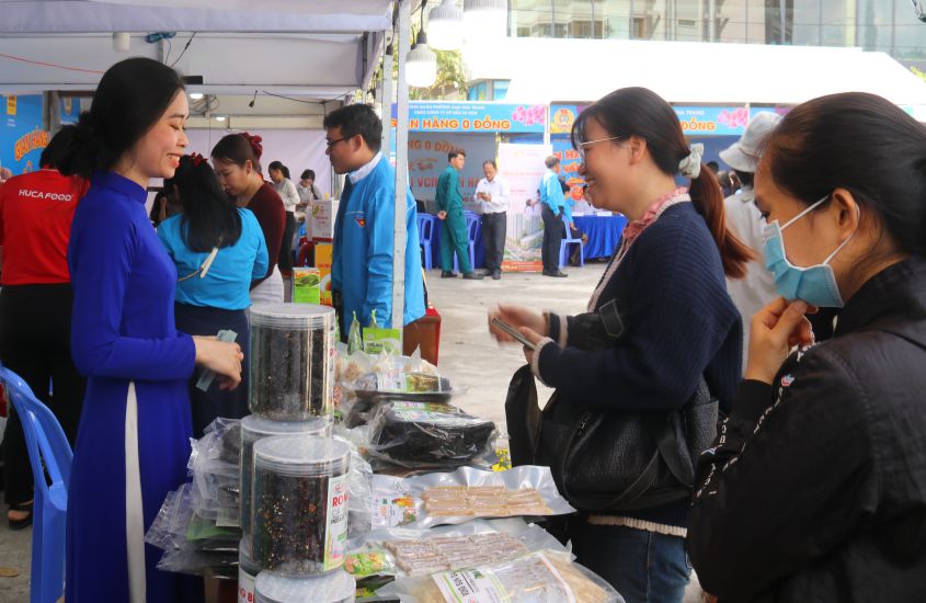 Union member welfare programs are jointly organized by the Khanh Hoa Provincial Labor Federation. Photo: Phuong Linh