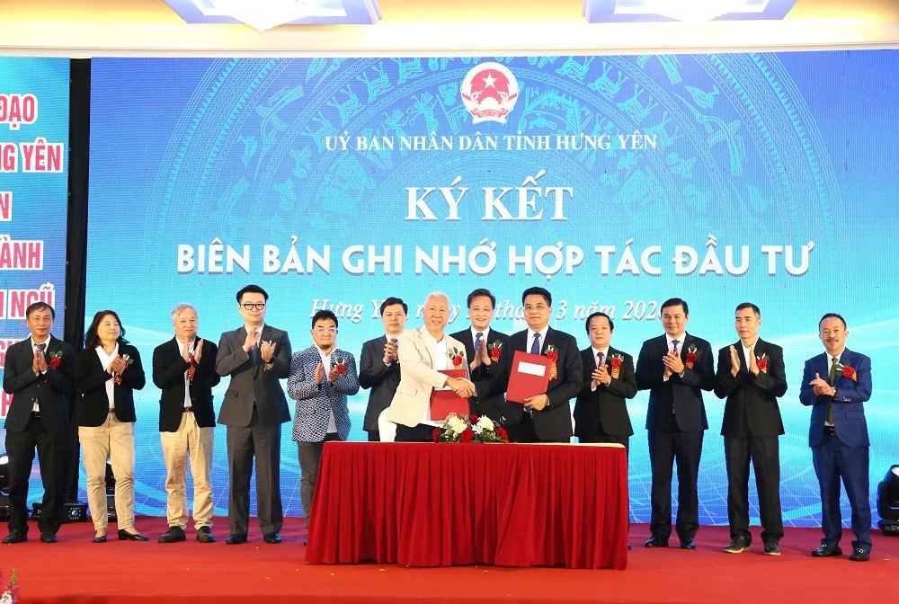 Lãnh đạo tỉnh và các đại biểu đã chứng kiến lễ ký kết ghi nhớ hợp tác nghiên cứu, triển khai các dự án trong Khu kinh tế Thái Bình giữa UBND tỉnh và Công ty TNHH Lotus Vietnam (Liên hiệp Vương quốc Anh và Bắc Ai - Len). Ảnh: Cổng TTĐT tỉnh Hưng Yên