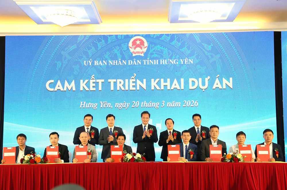 Provincial leaders witnessed the signing of commitments to implement projects of enterprises that have been approved for policies and issued investment certificates for projects in the province. Photo: Hung Yen Provincial e-Portal