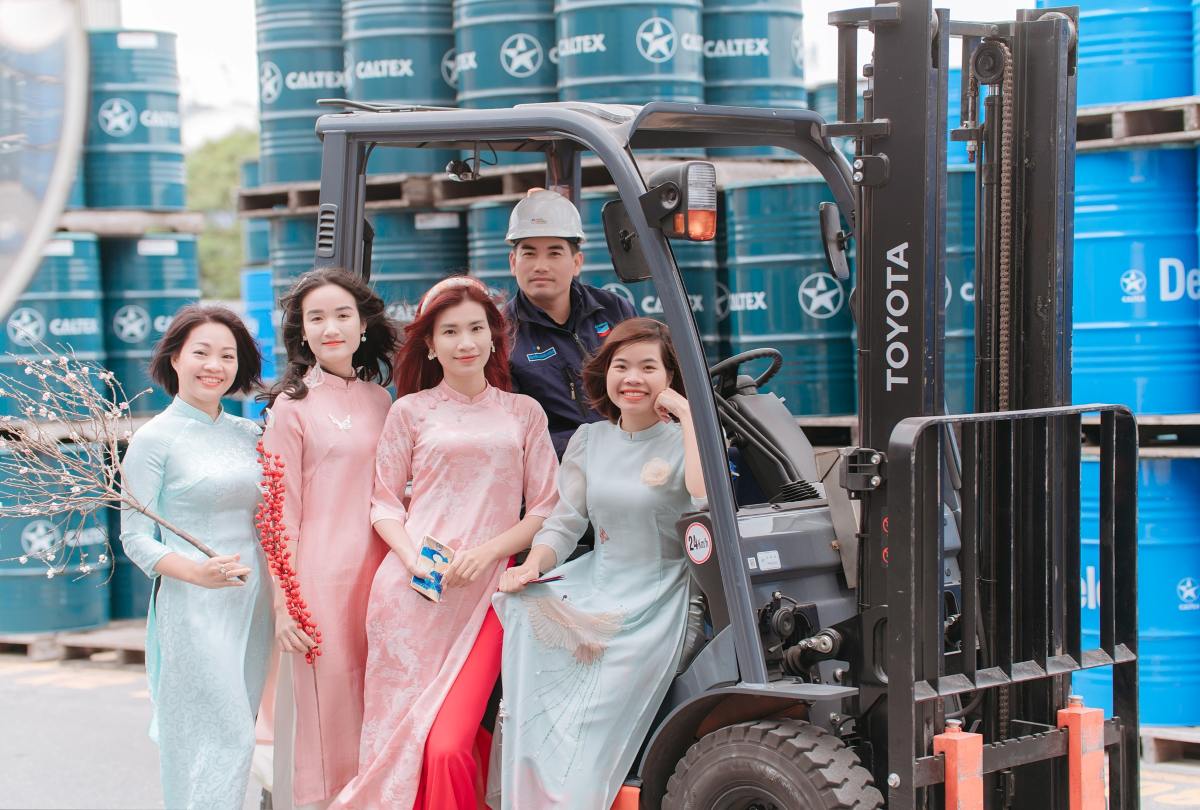 Entries "Women - Beauty is instinct, working at Chevron is bravery" participate in the contest. Photo: Hai Phong Trade Union