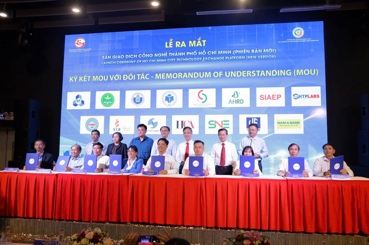 Businesses sign technology transfer agreements with large value at the launch of the Ho Chi Minh City technology exchange. Photo: Duy Dang