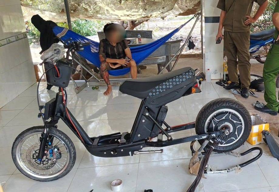 Công an xử lý đối tượng độ, chế xe điện. Ảnh: Công an xã Phú Giáo