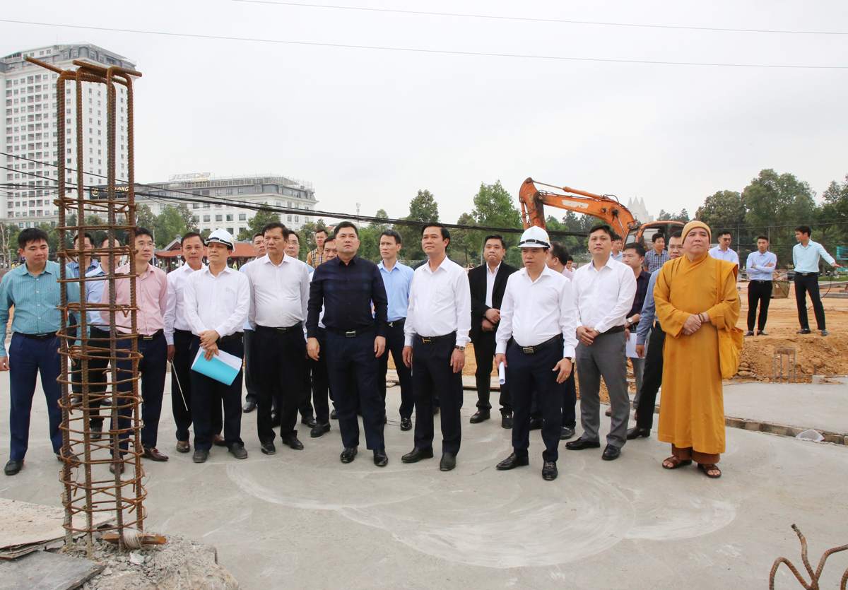 Secretary of Bac Ninh Provincial Party Committee Nguyen Hong Thai (black shirt, front row) inspects the site at the Van Mieu Park project. Photo: Linh Ngoc
