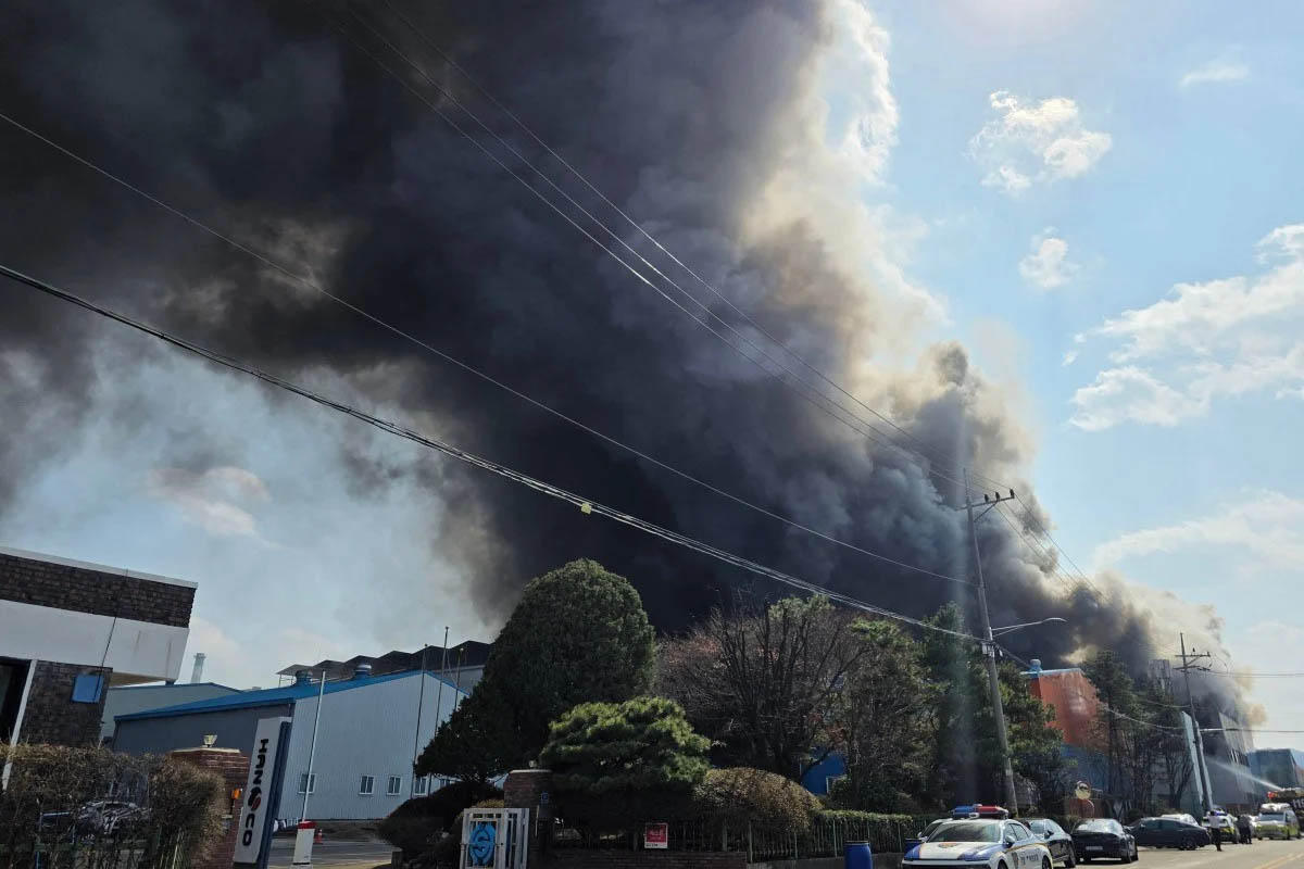 Thick smoke rises from a fire at a car parts factory in Daejeon (South Korea) on March 20. Photo: AFP