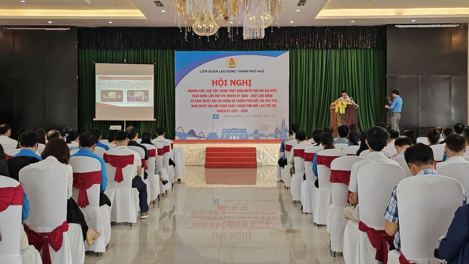Hue City Trade Union thoroughly grasps the Resolution of the 14th Congress, concretizing it into activities to care for and protect the rights of workers. Photo: Q. An.