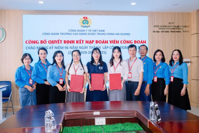 The Trade Union of Hai Duong Central Pharmaceutical College admits trade union members in July 2025. Photo: Executive Committee of the Grassroots Trade Union