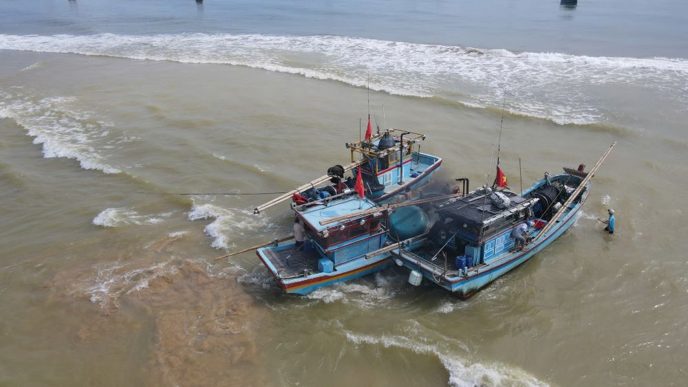 Tàu cá của ngư dân mắc cạn khi đang tìm cách ra khơi. Ảnh: Thanh Trung