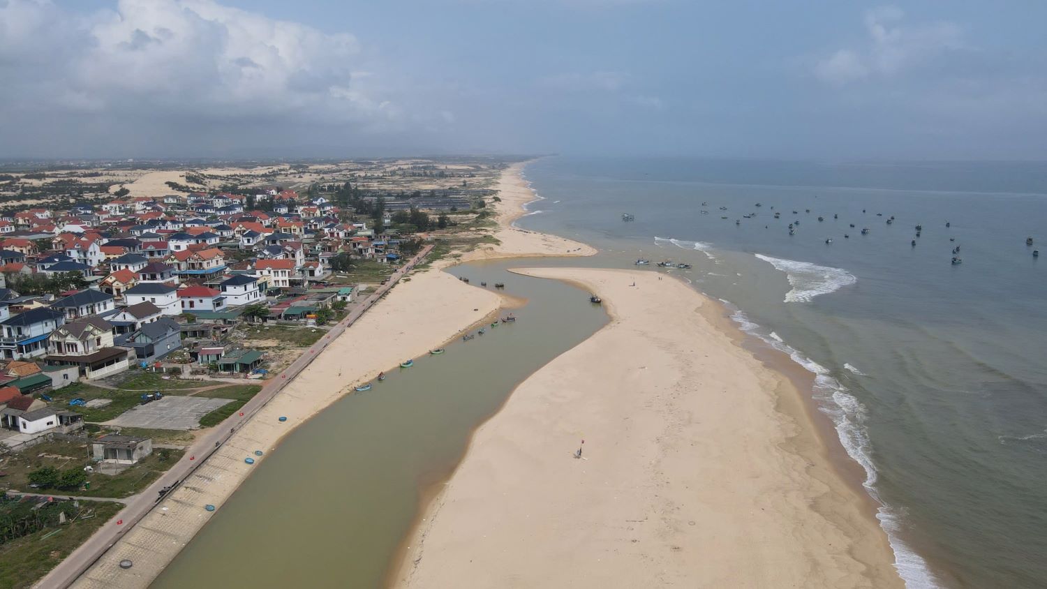 Dinh river mouth is seriously silted up, causing many fishing boats to lie ashore. Photo: Thanh Trung