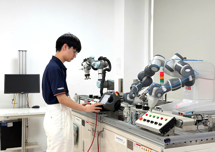 Sinh viên thực hành tại Phòng thực hành Robot và Trí tuệ nhân tạo, Đại học Phenikaa. Ảnh: BTC